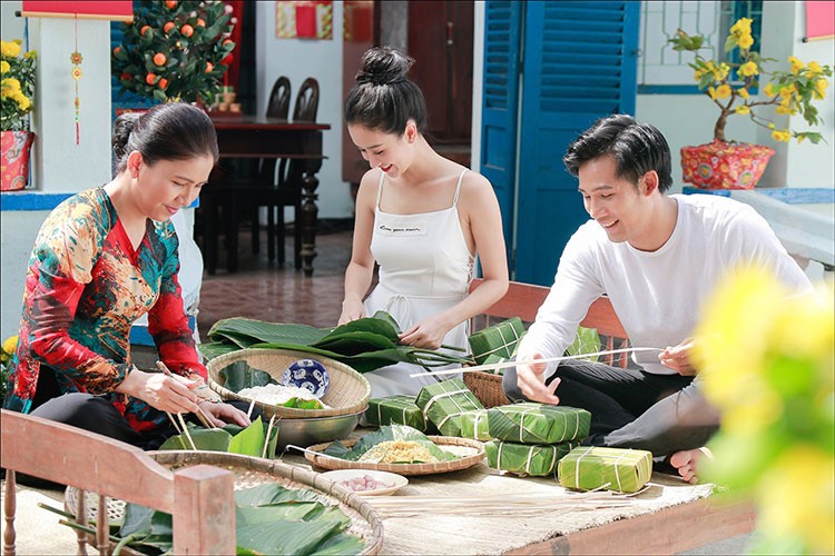  Hà Thu vừa tung MV "Xuân đẹp làm sao". Đây cũng là sản phẩm âm nhạc đầu tiên của cô sau khi giành giải quán quân Tình Bolero 2017.